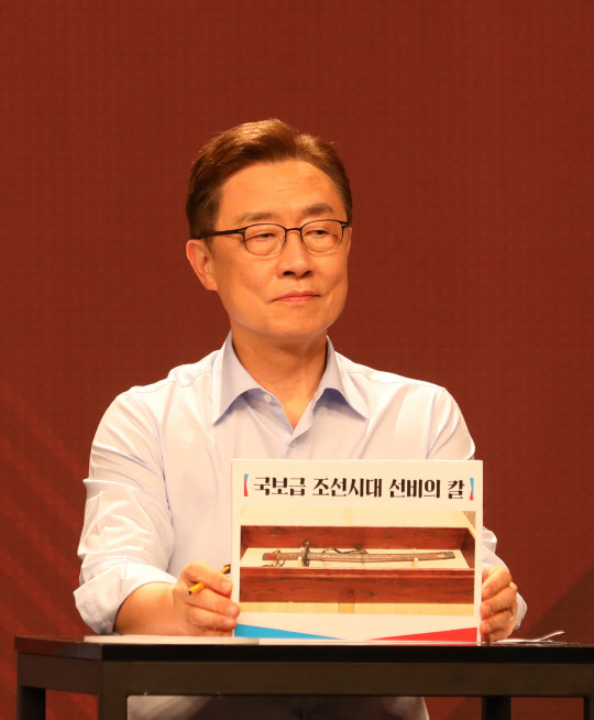 26일 최재형 국민의힘 대선 경선 후보가 서울 마포구 상암동 채널A 스튜디오에서 열린 국민의힘 제20대 대통령 경선후보 3차 방송토론회에서 준비한 '국보급 조선시대 선비의 칼' 사진을 보여주고 있다. 국회사진기자단=연합뉴스.